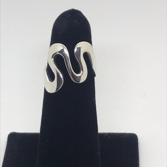Jewelry - 925 sterling silver swirl ring 💍